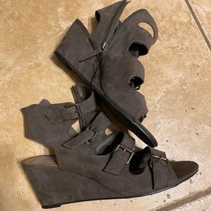 Women’s gray wedges
